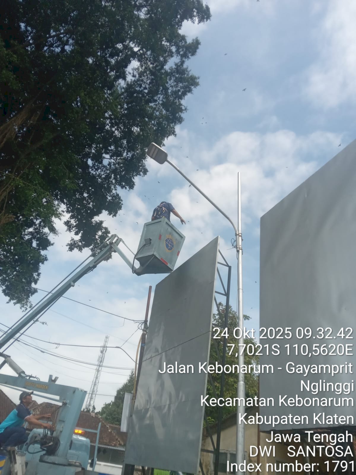 Tim PJU Klaten Turun Lapangan: Perbaiki Kabel Jaringan Putus di Pertigaan Ringin Kebonarum