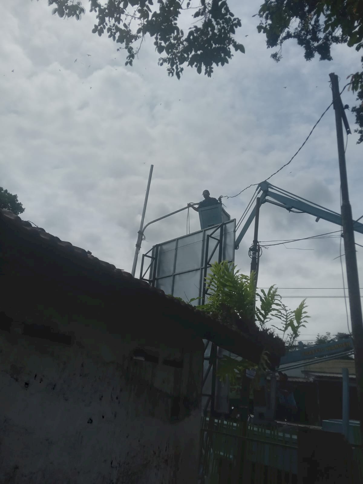 Tim PJU Klaten Turun Lapangan: Perbaiki Kabel Jaringan Putus di Pertigaan Ringin Kebonarum