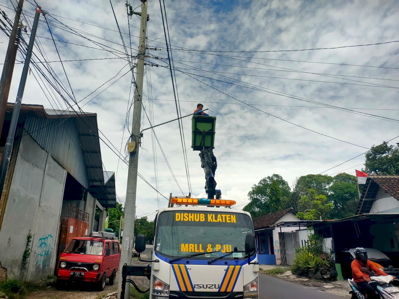 Respons Cepat Kerusakan PJU Ruas Cokro-Delanggu! Tim MRLL & PJU Perbaiki Kabel Putus dan Korosi Jaringan Listrik