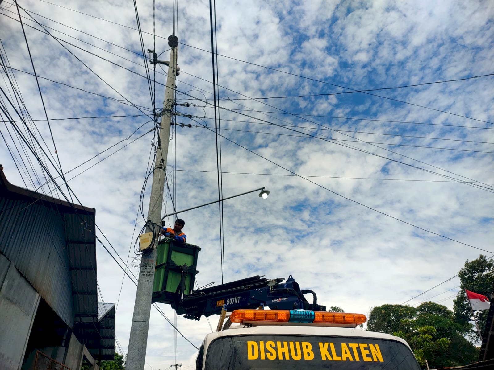 Respons Cepat Kerusakan PJU Ruas Cokro-Delanggu! Tim MRLL & PJU Perbaiki Kabel Putus dan Korosi Jaringan Listrik