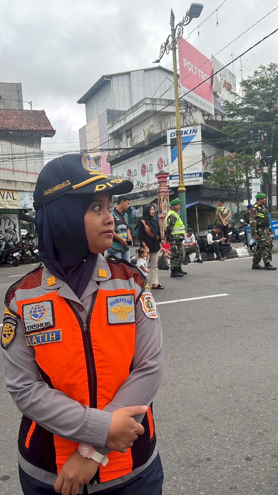 Aksi Heroik! Petugas Dishub Klaten Selamatkan Bocah Terpisah dari Orangtua di CFD Jalan Pemuda