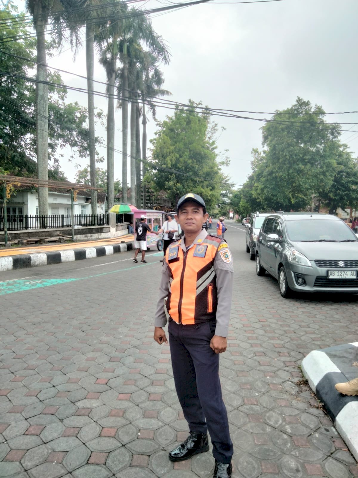 Aksi Heroik! Petugas Dishub Klaten Selamatkan Bocah Terpisah dari Orangtua di CFD Jalan Pemuda