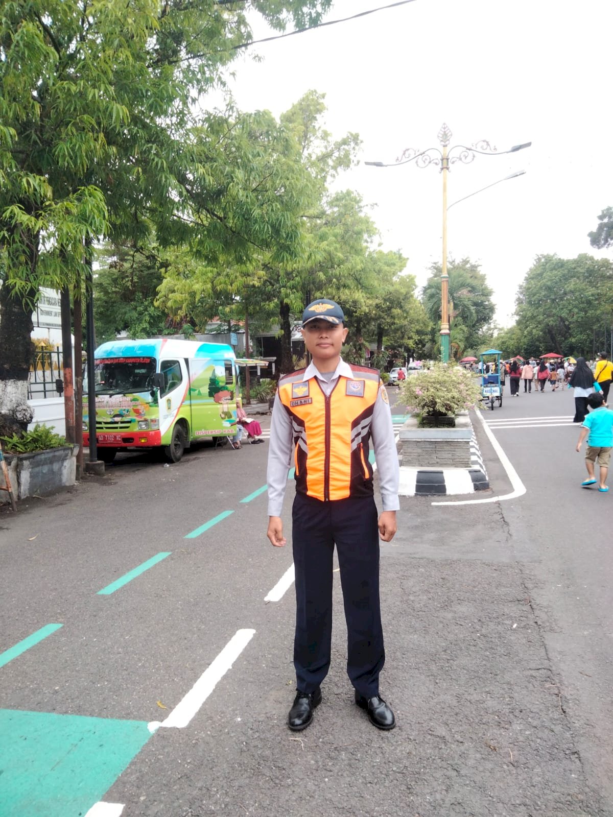 Aksi Heroik! Petugas Dishub Klaten Selamatkan Bocah Terpisah dari Orangtua di CFD Jalan Pemuda