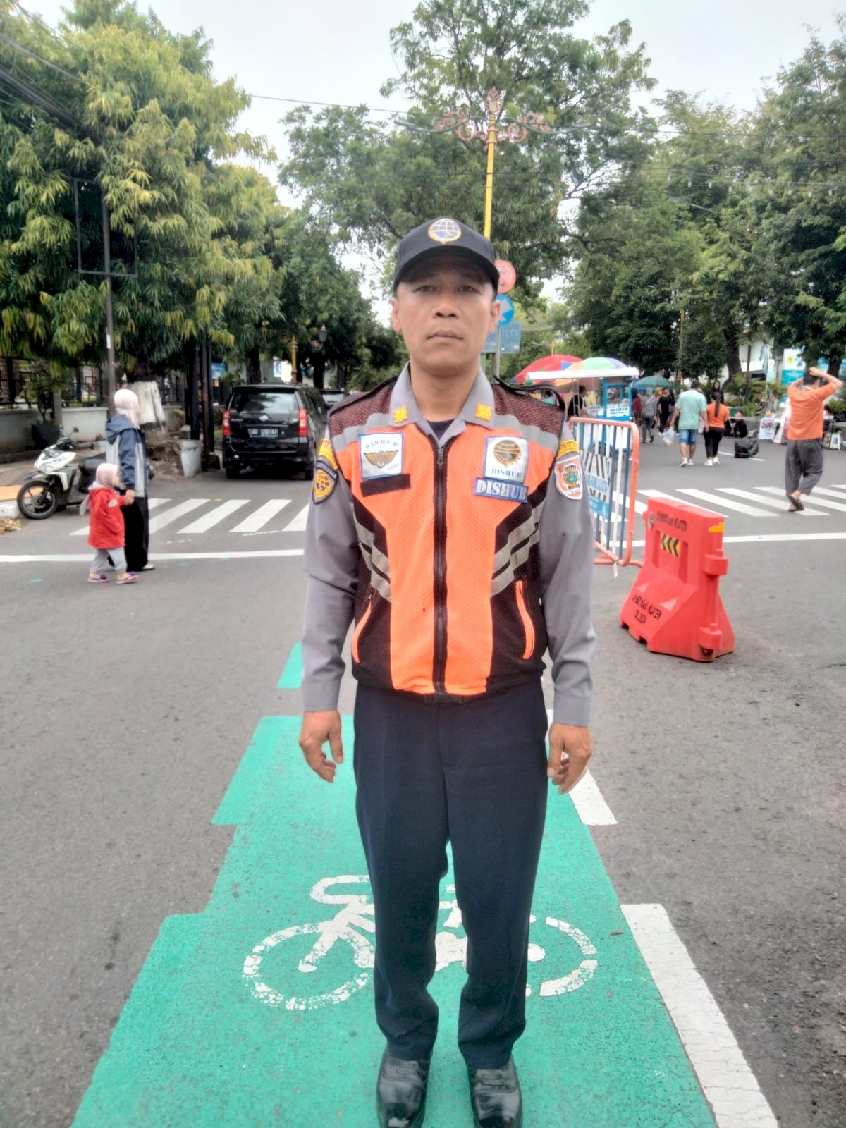 Aksi Heroik! Petugas Dishub Klaten Selamatkan Bocah Terpisah dari Orangtua di CFD Jalan Pemuda