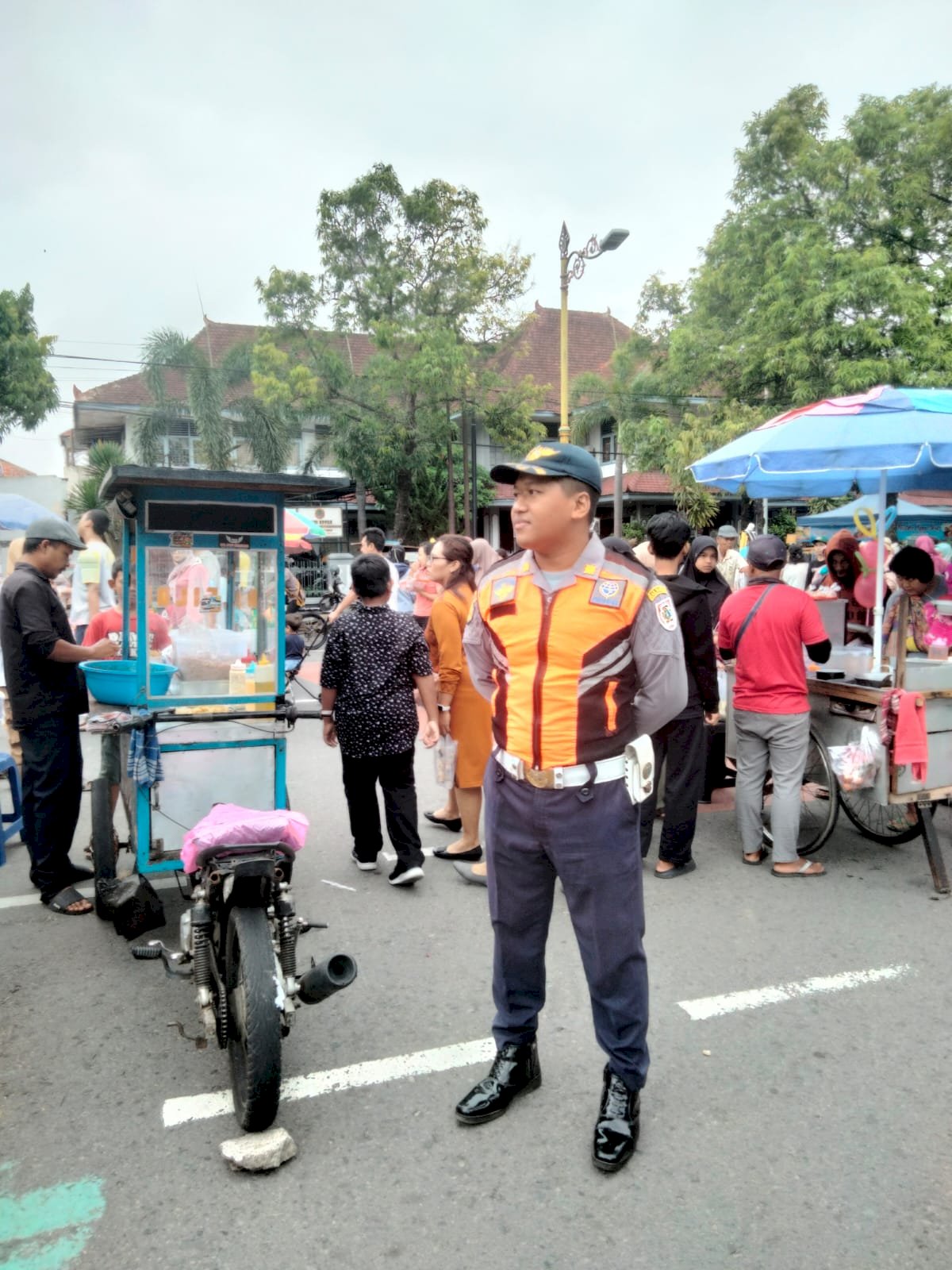 Aksi Heroik! Petugas Dishub Klaten Selamatkan Bocah Terpisah dari Orangtua di CFD Jalan Pemuda