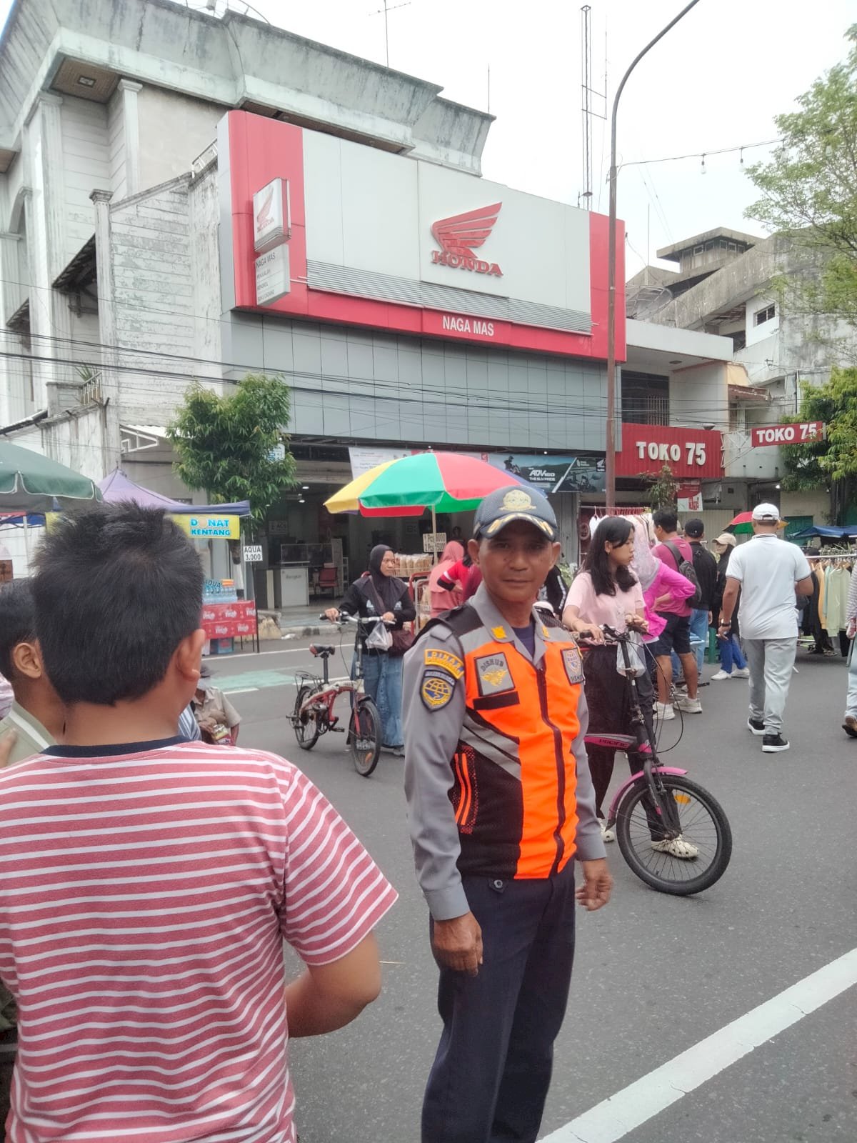 Aksi Heroik! Petugas Dishub Klaten Selamatkan Bocah Terpisah dari Orangtua di CFD Jalan Pemuda