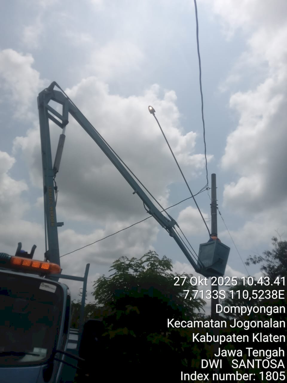 Tanpa Henti Melayani: Tim MRLL & PJU Dishub Klaten Beraksi Cepat Perbaiki Jaringan Putus di Jembatan Dompyongan Jogonalan!