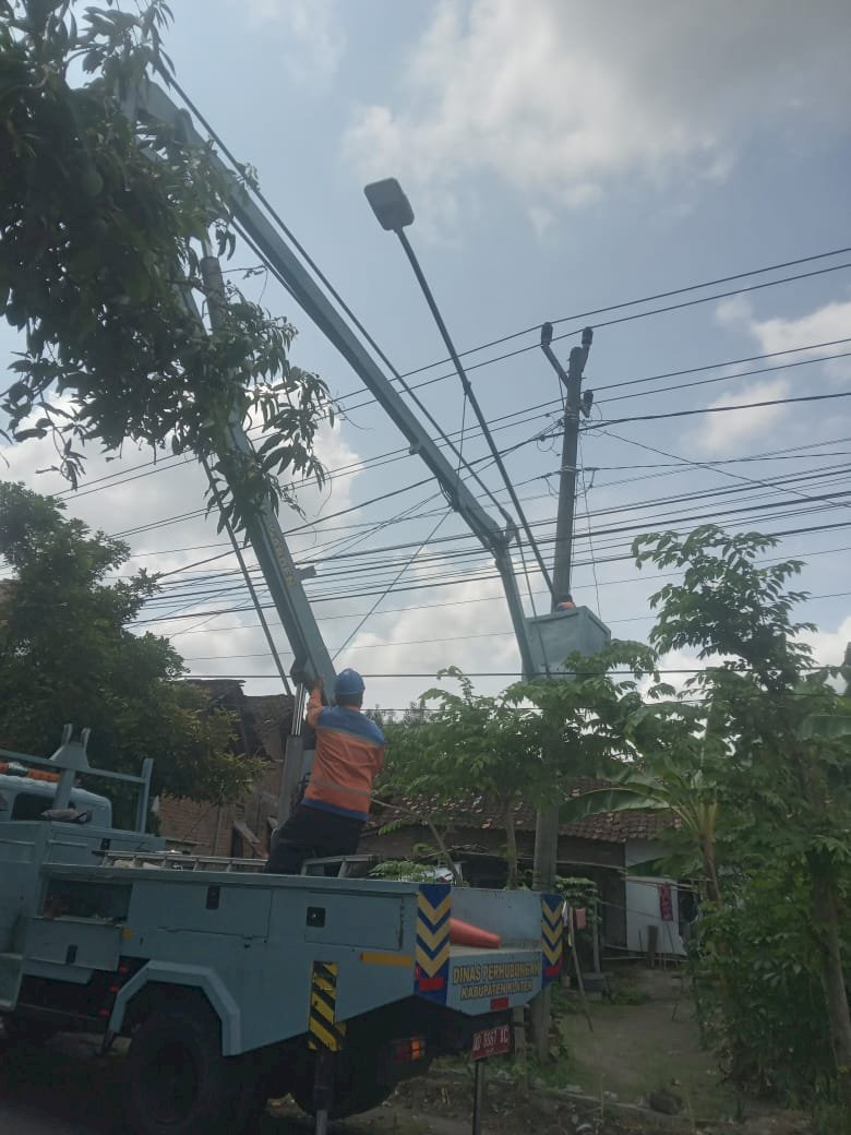 Dekorasi Jalan Cantik Berkembang: Dishub Klaten Sempurnakan Ornamen Mering di Ruas Mlese-Baturan Gantiwarno!