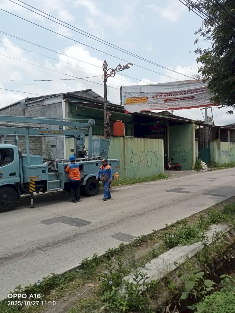 Perpaduan Elegan Antik & Modern: Tim MRLL Dishub Klaten Rawat Lampu Antik Jalan Kaliwiro dengan Profesional