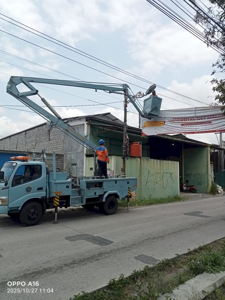 Perpaduan Elegan Antik & Modern: Tim MRLL Dishub Klaten Rawat Lampu Antik Jalan Kaliwiro dengan Profesional