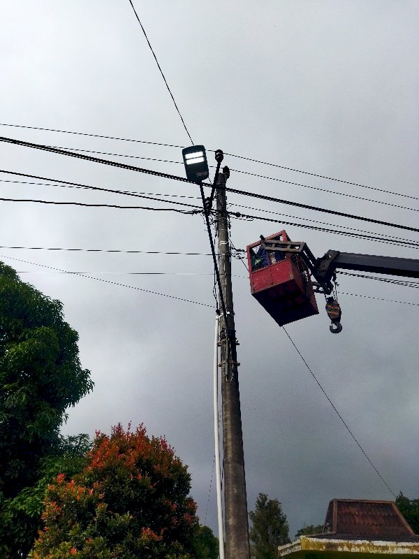 Terangi Setiap Sudut! Tim MRLL & PJU Dishub Klaten Perbaiki Lampu Jalan Ruas Sidorejo-Deles Indah, Kemalang