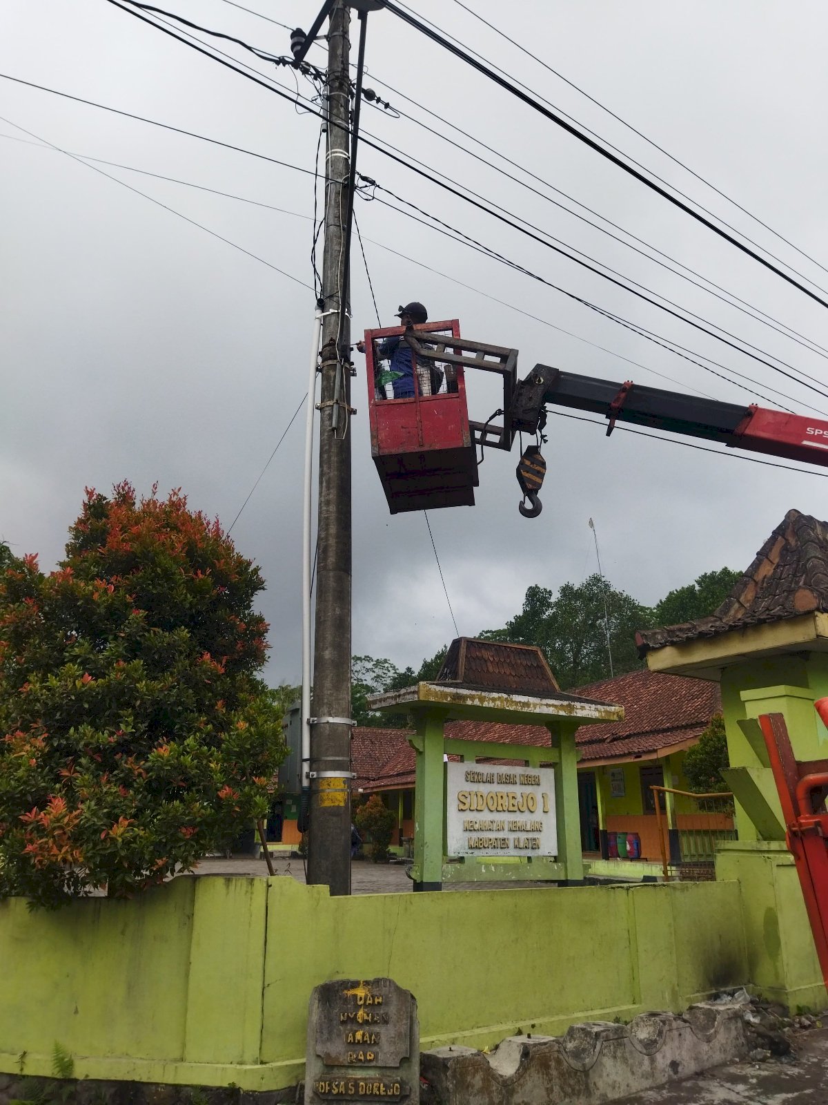 Terangi Setiap Sudut! Tim MRLL & PJU Dishub Klaten Perbaiki Lampu Jalan Ruas Sidorejo-Deles Indah, Kemalang