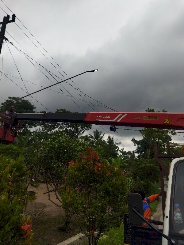 Terangi Setiap Sudut! Tim MRLL & PJU Dishub Klaten Perbaiki Lampu Jalan Ruas Sidorejo-Deles Indah, Kemalang