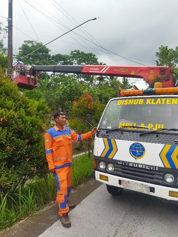 Terangi Setiap Sudut! Tim MRLL & PJU Dishub Klaten Perbaiki Lampu Jalan Ruas Sidorejo-Deles Indah, Kemalang