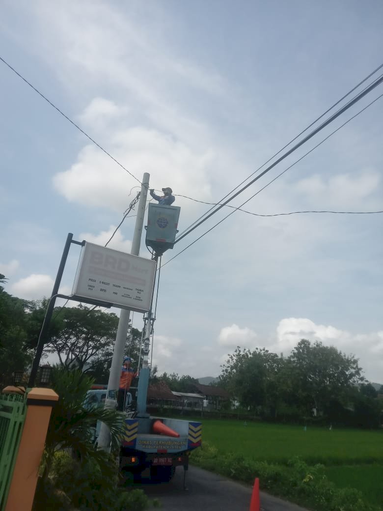 Tanggap Darurat! Tim MRLL PJU Segera Perbaiki Jaringan Listrik Putus di Jalan Ngandong-Mlese Gantiwarno, Pencahayaan Jalan Dipulihkan