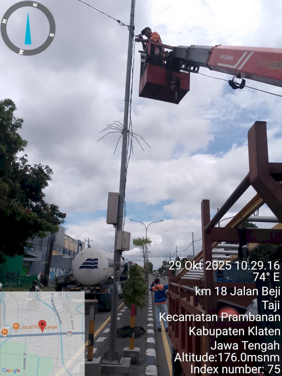 Jalan Raya Makin Terang! Tim PJU Dishub Klaten Perbaiki Jaringan Penerangan Jalan Beji-Taji Prambanan