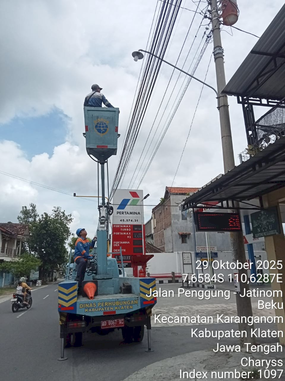 Cemerlang Terang! Dishub Klaten Ganti Ratusan Bohlam Penerangan 40W di Jalan Kadirejo