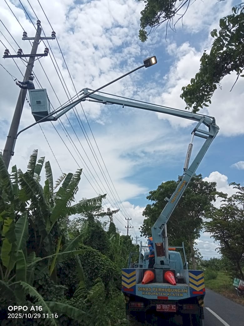 Terang Hemat! Dishub Klaten Upgrade Lampu LED 60W dan Perbaiki Jaringan Korosi di Ngawen-Drono