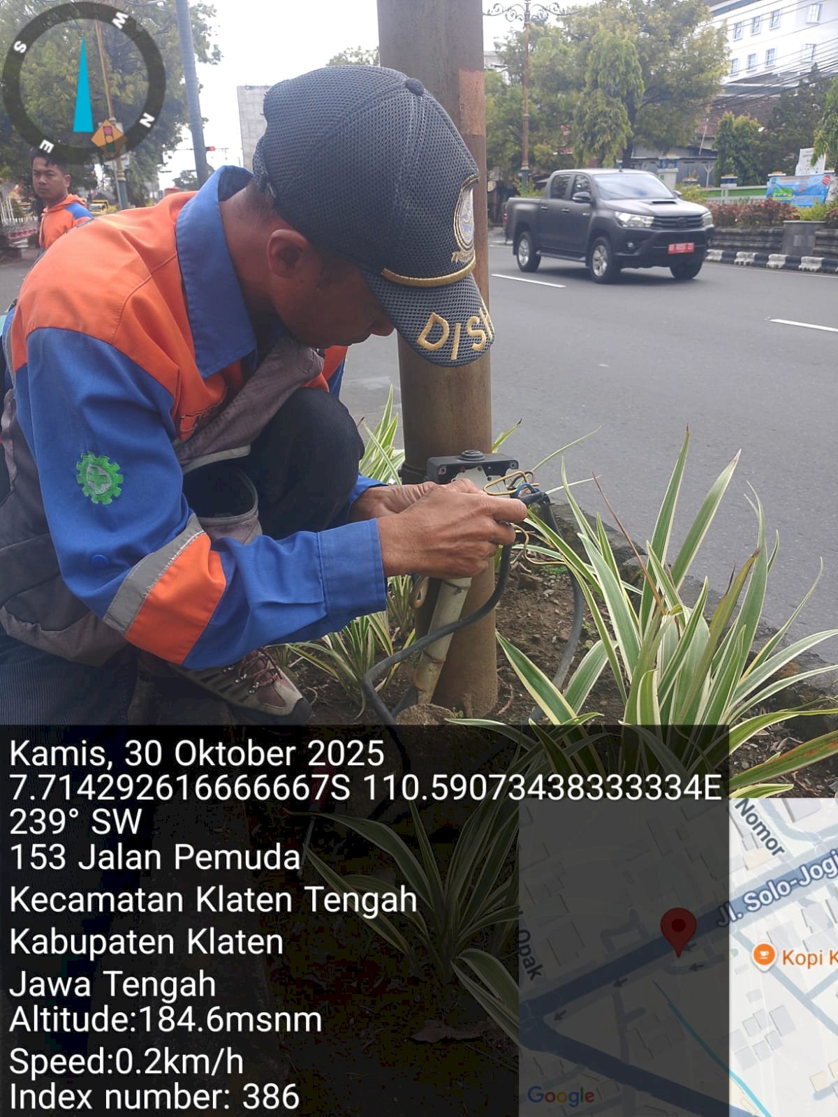 Tim PJU Dinas Perhubungan Melakukan Perbaikan Sistem Pencahayaan BNI Klaten, Optimalkan Keamanan Jalan Malam Hari"