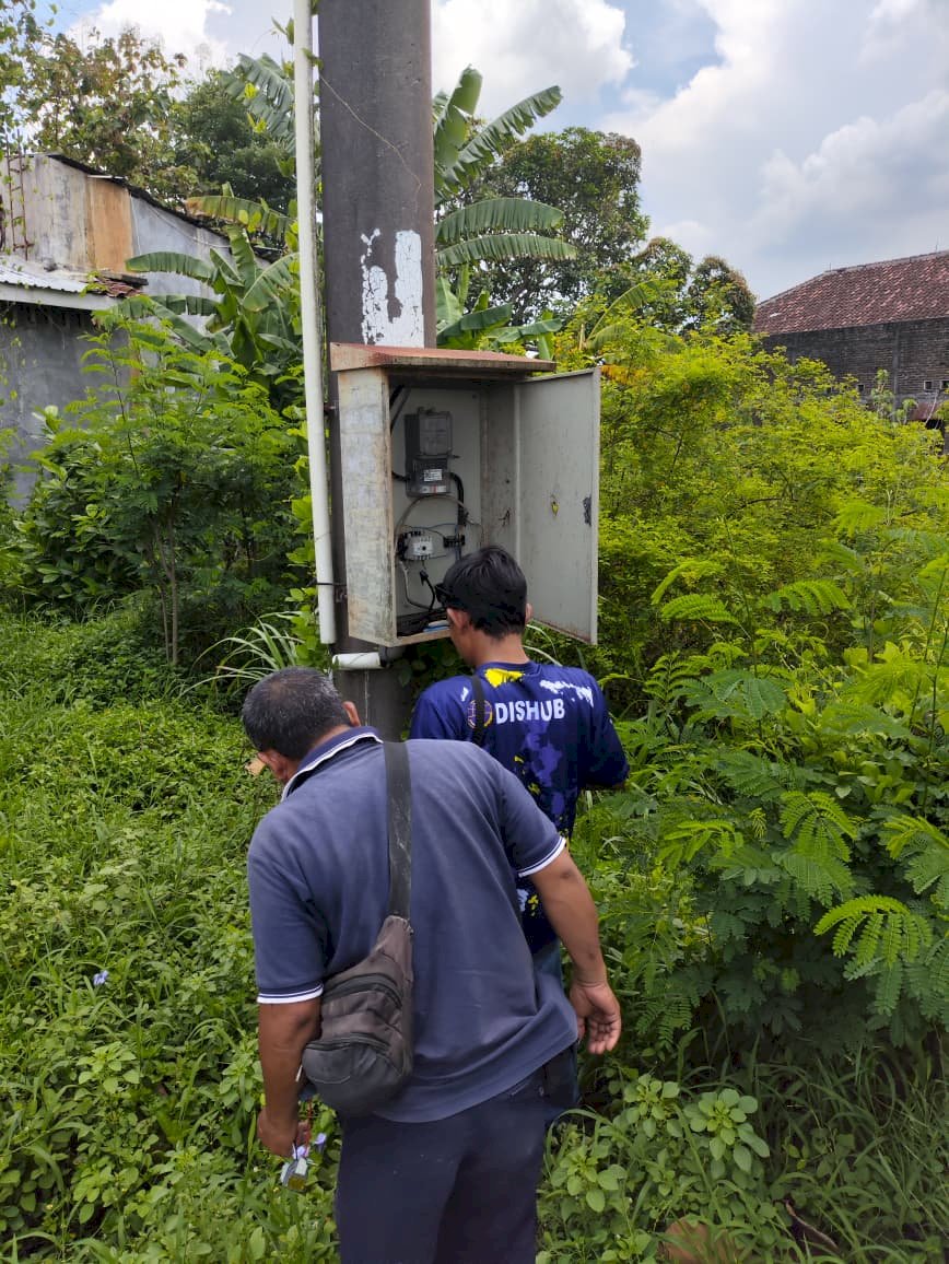 Cahaya Kembali Bersinar!" Dishub Klaten Lakukan Penggantian Photocell & Kontaktor Lampu PJU Ruas Kalikotes-Wanglu Demi Keselamatan Malam Hari!