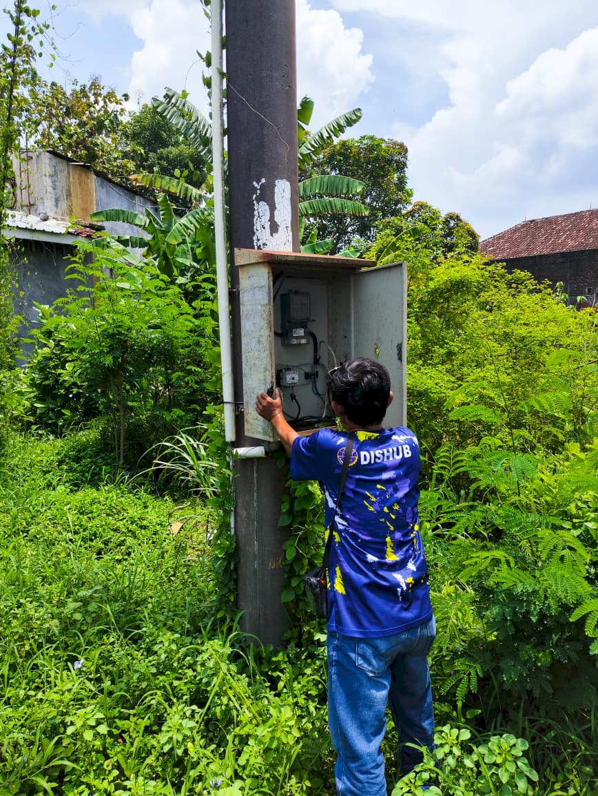 Cahaya Kembali Bersinar!" Dishub Klaten Lakukan Penggantian Photocell & Kontaktor Lampu PJU Ruas Kalikotes-Wanglu Demi Keselamatan Malam Hari!