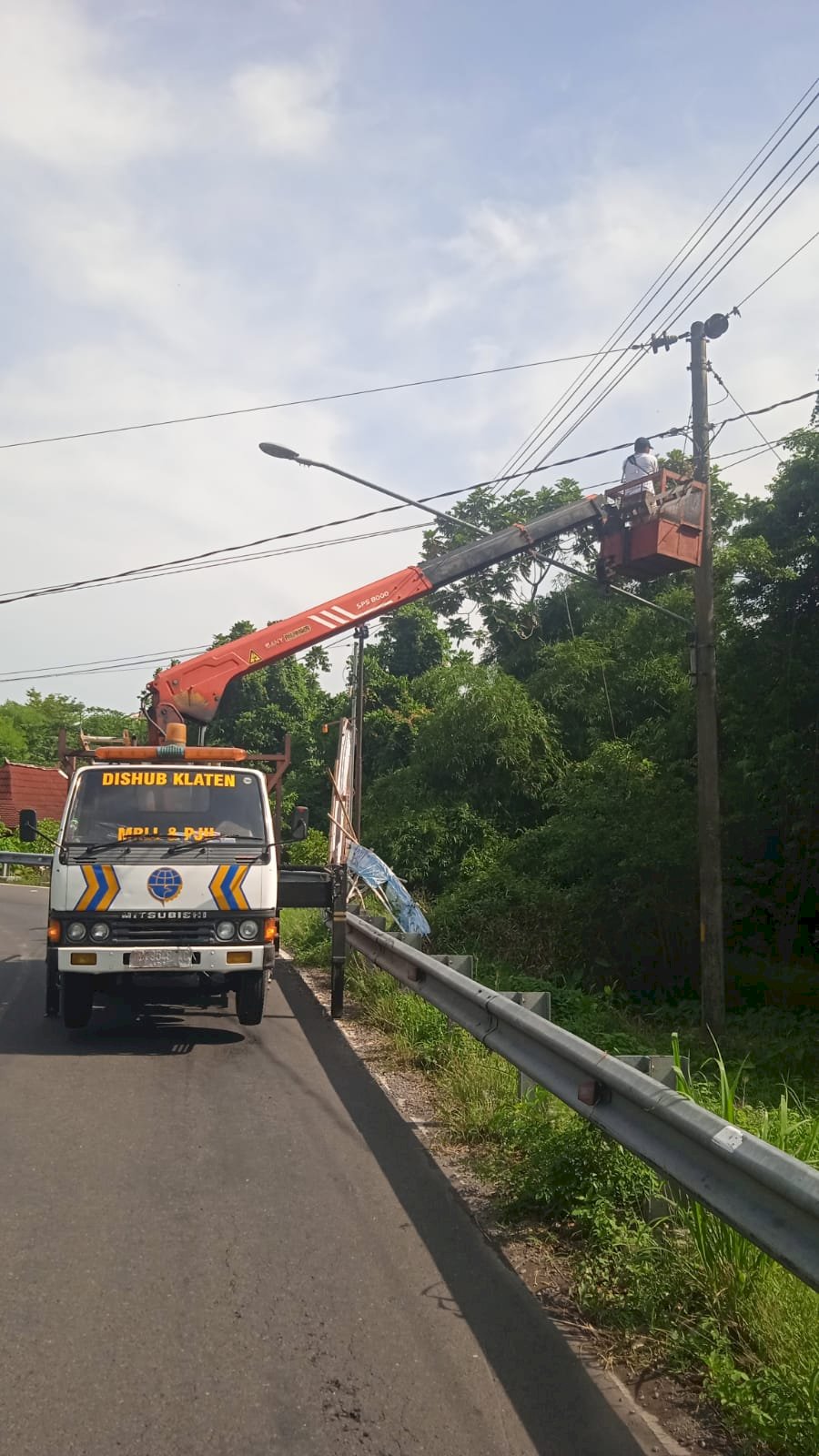 ⚡ Bahaya Terhindarkan! Dinas Perhubungan Tarik Kabel Melentang yang Ancam Pengguna Jalan di Buntalan