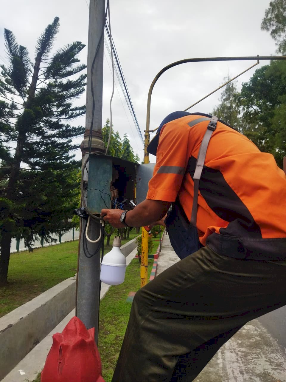 Pencahayaan Berkualitas Klaten Terus Ditingkatkan! Tim PJU Perbaiki Lampu Dodiklatpur dan Meter Kragilan untuk Keselamatan Pengguna Jalan