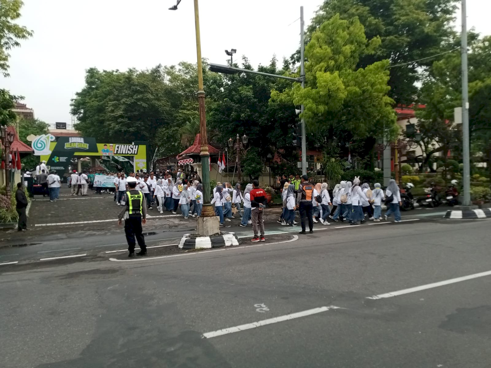 Keselamatan Lalin Terjamin! Dishub Klaten Sukses Kelola Traffic Management Acara HKN Jalan Sehat