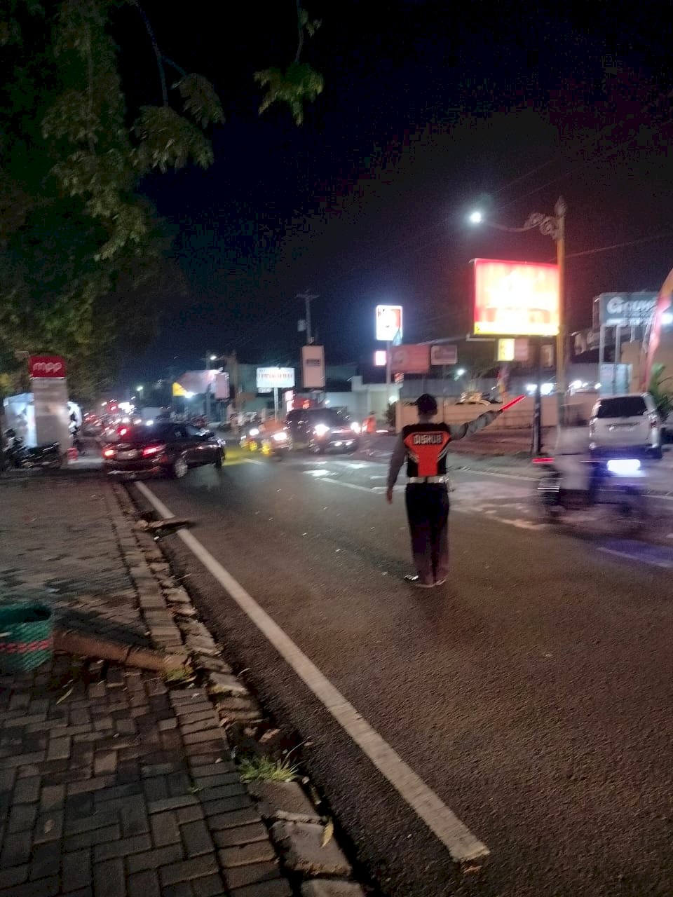 Hujan Tidak Menghalangi! Dalops Dishub Profesional Amankan Lalin Klaten Kreatif Fest 2025 di Taman Kuliner MPP