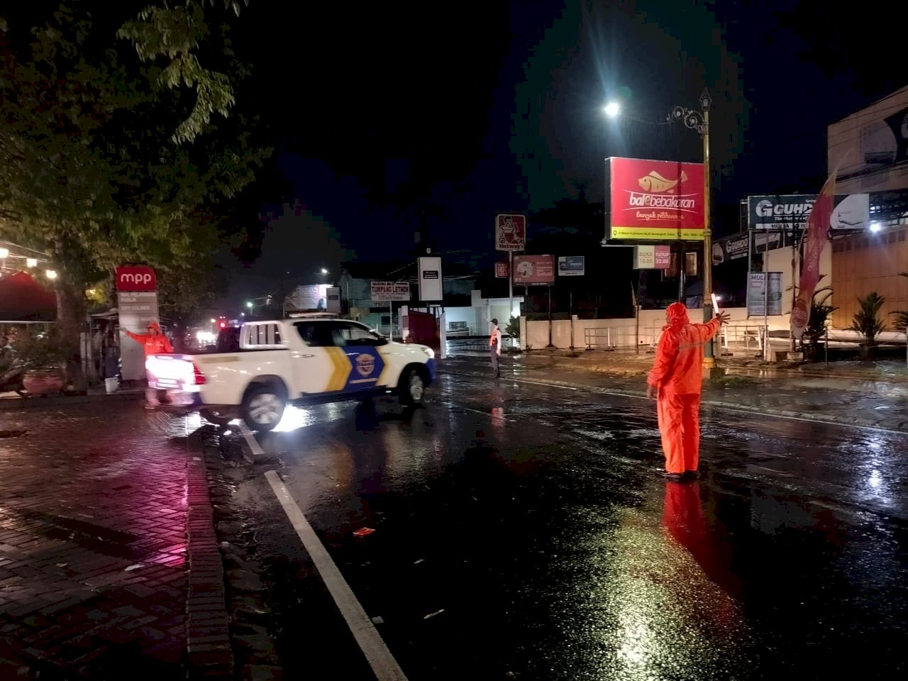 Hujan Tidak Menghalangi! Dalops Dishub Profesional Amankan Lalin Klaten Kreatif Fest 2025 di Taman Kuliner MPP