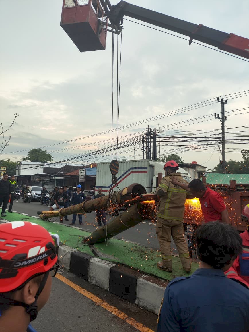 Tiang PJU Hampir Roboh Usai Kecelakaan di Plembon! Dishub Klaten Gerak Cepat Evakuasi dalam 2 Jam