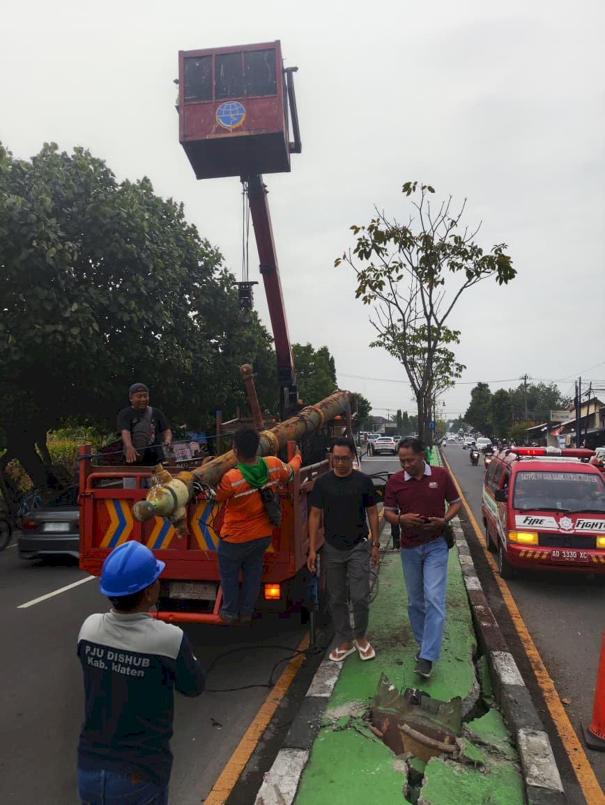 Tiang PJU Hampir Roboh Usai Kecelakaan di Plembon! Dishub Klaten Gerak Cepat Evakuasi dalam 2 Jam