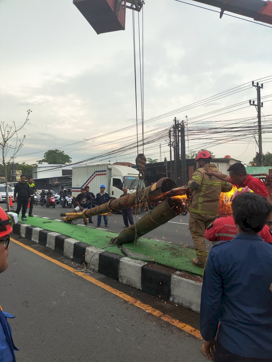 Tiang PJU Hampir Roboh Usai Kecelakaan di Plembon! Dishub Klaten Gerak Cepat Evakuasi dalam 2 Jam