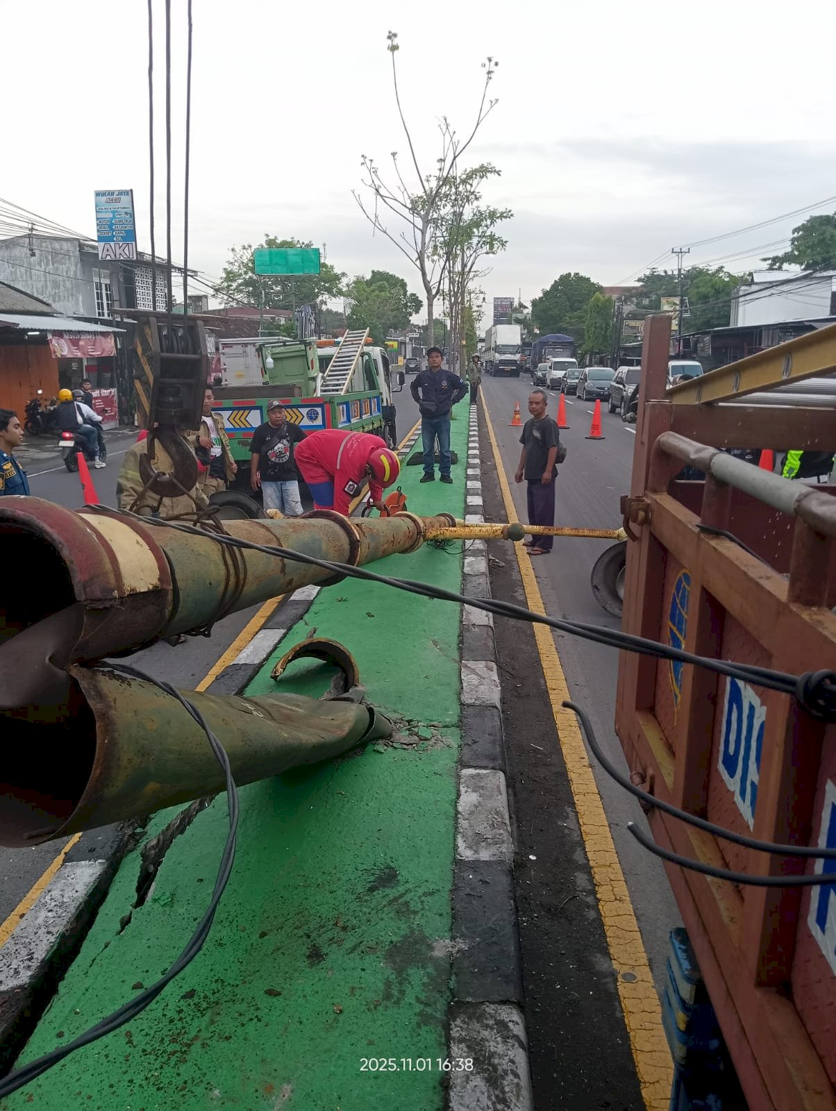 Tiang PJU Hampir Roboh Usai Kecelakaan di Plembon! Dishub Klaten Gerak Cepat Evakuasi dalam 2 Jam