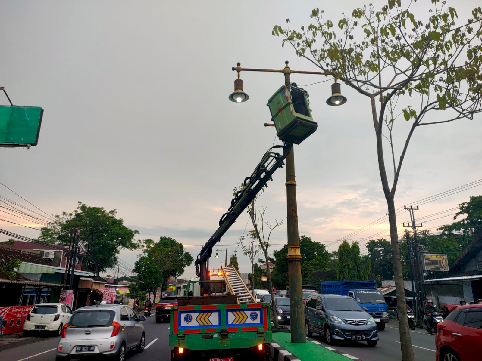 Tiang PJU Hampir Roboh Usai Kecelakaan di Plembon! Dishub Klaten Gerak Cepat Evakuasi dalam 2 Jam