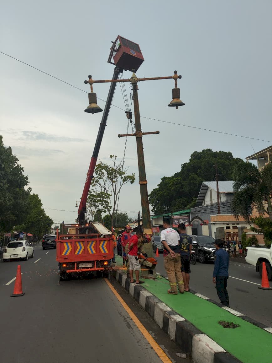 Tiang PJU Hampir Roboh Usai Kecelakaan di Plembon! Dishub Klaten Gerak Cepat Evakuasi dalam 2 Jam