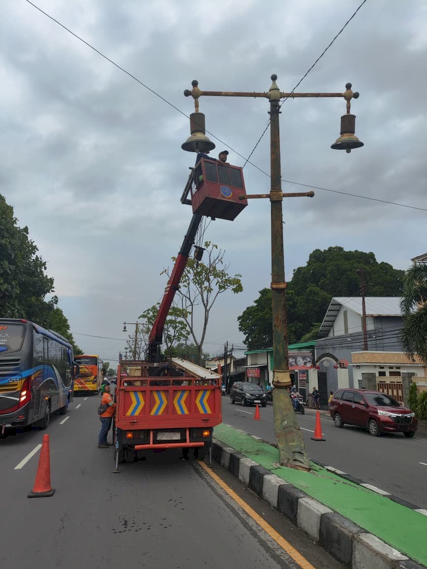 Tiang PJU Hampir Roboh Usai Kecelakaan di Plembon! Dishub Klaten Gerak Cepat Evakuasi dalam 2 Jam