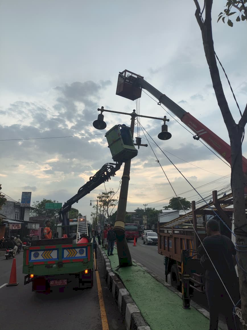 Tiang PJU Hampir Roboh Usai Kecelakaan di Plembon! Dishub Klaten Gerak Cepat Evakuasi dalam 2 Jam