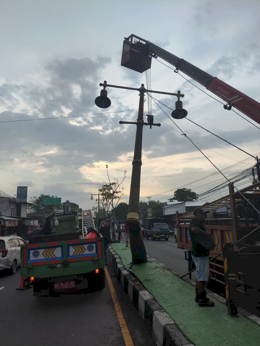 Tiang PJU Hampir Roboh Usai Kecelakaan di Plembon! Dishub Klaten Gerak Cepat Evakuasi dalam 2 Jam