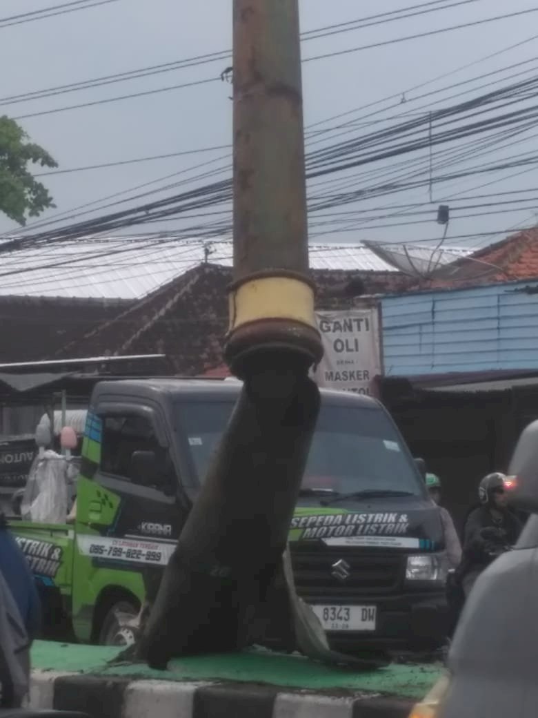 Tiang PJU Hampir Roboh Usai Kecelakaan di Plembon! Dishub Klaten Gerak Cepat Evakuasi dalam 2 Jam