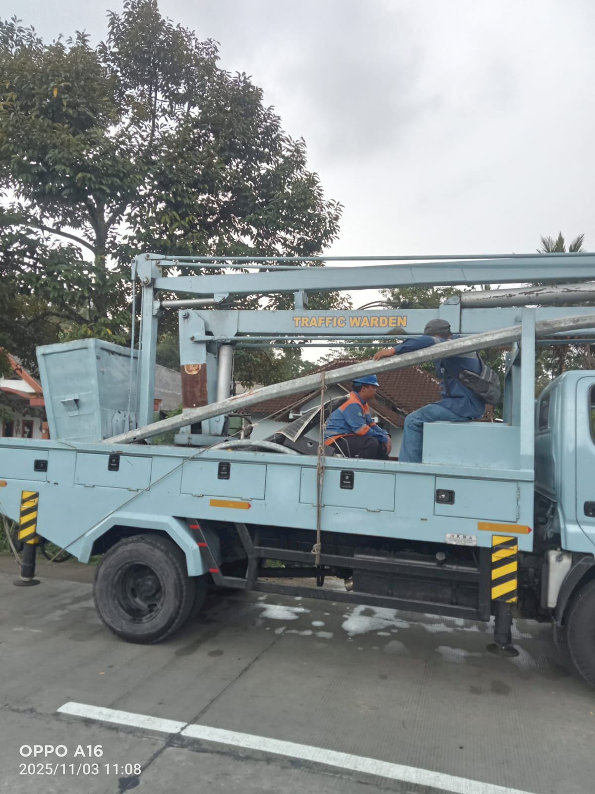 Tiang Lampu Traffic Signal Tertabrak Truk Gol C! Dishub Klaten Sigap Evakuasi di Ngemplak Karangnongko