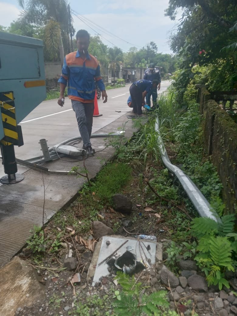 Tiang Lampu Traffic Signal Tertabrak Truk Gol C! Dishub Klaten Sigap Evakuasi di Ngemplak Karangnongko
