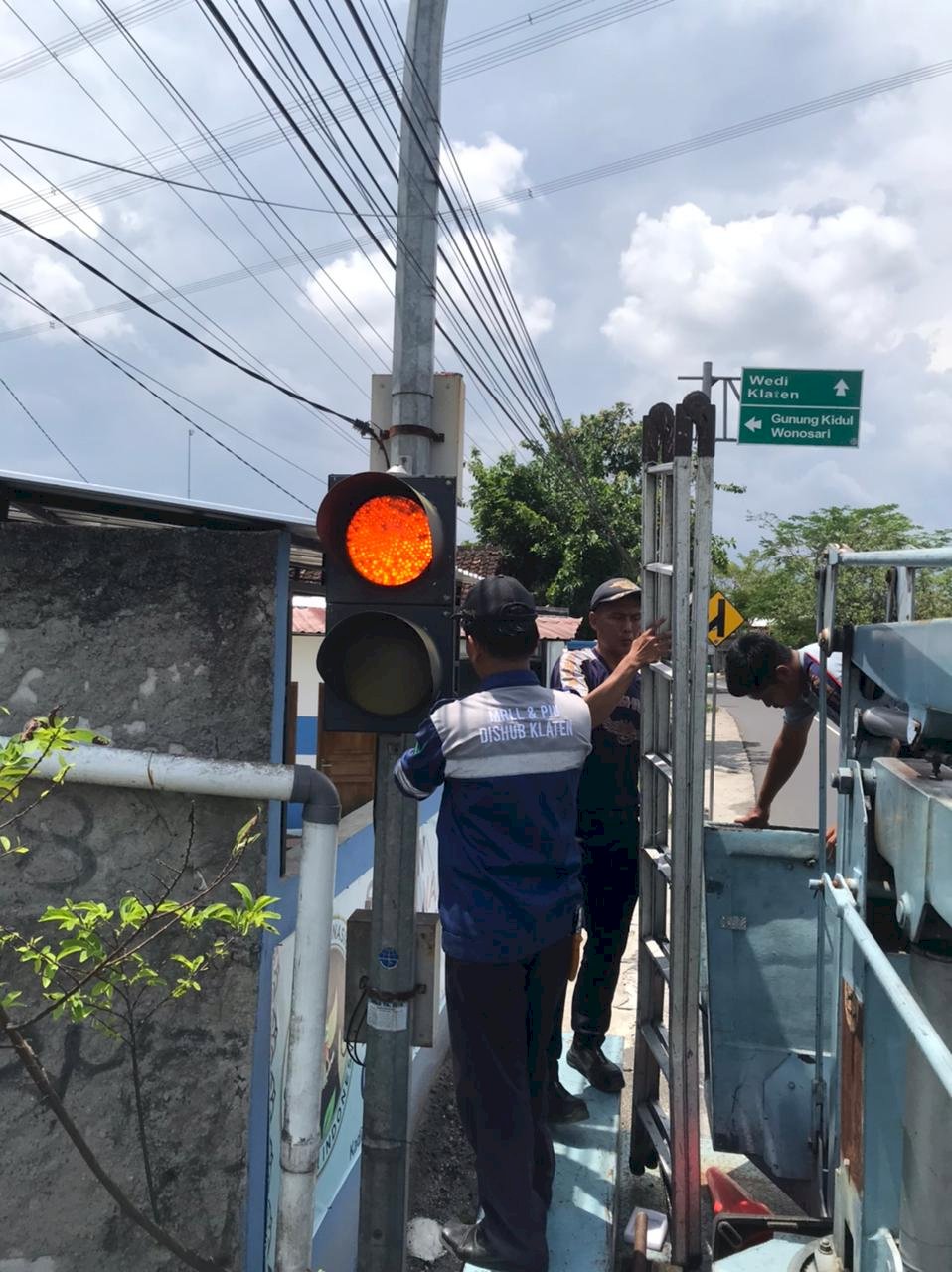 Keselamatan Berkendara Prioritas! Dishub Klaten Pasang Warning Light di Pertigaan Pasung Wedi