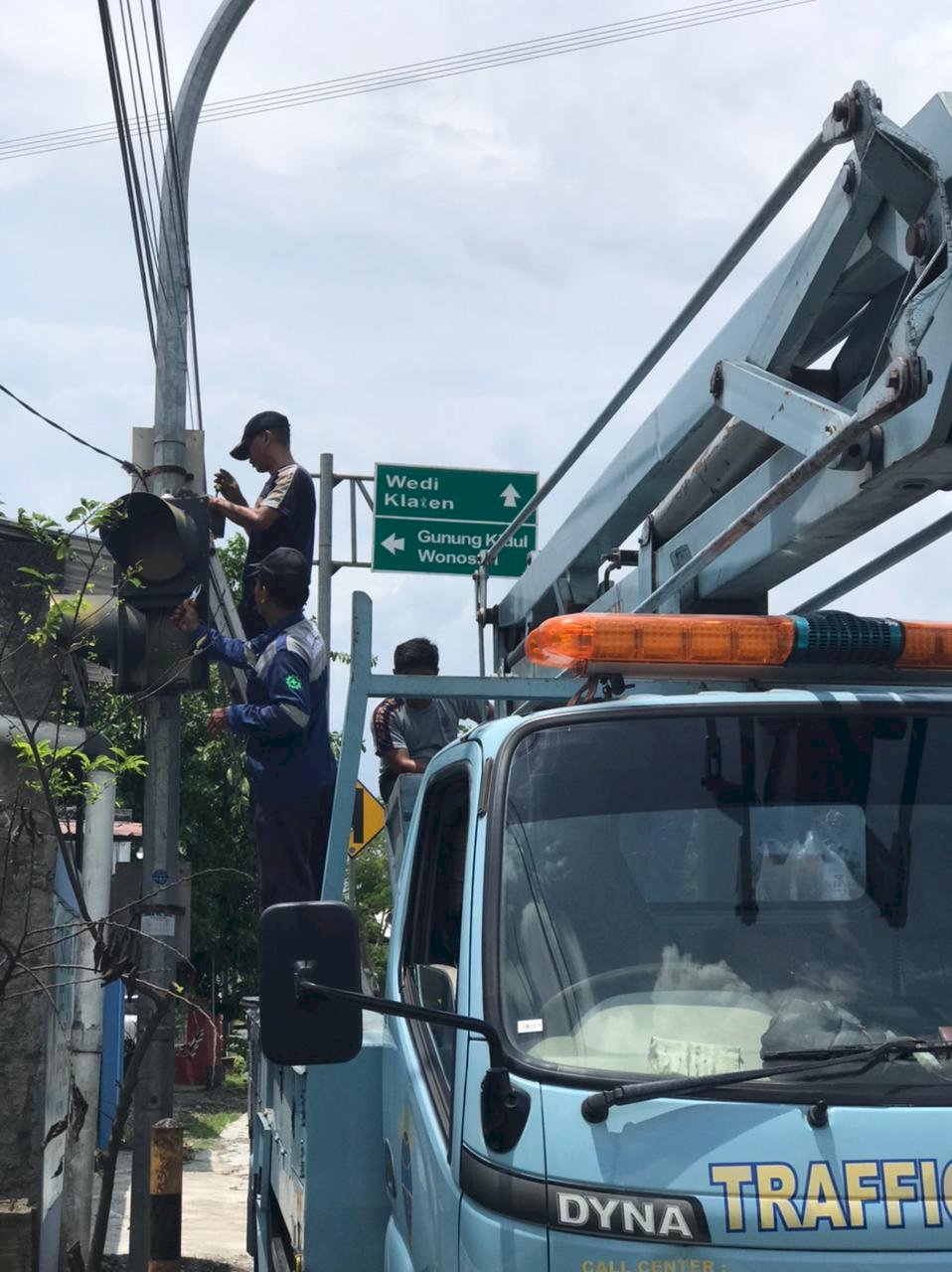 Keselamatan Berkendara Prioritas! Dishub Klaten Pasang Warning Light di Pertigaan Pasung Wedi