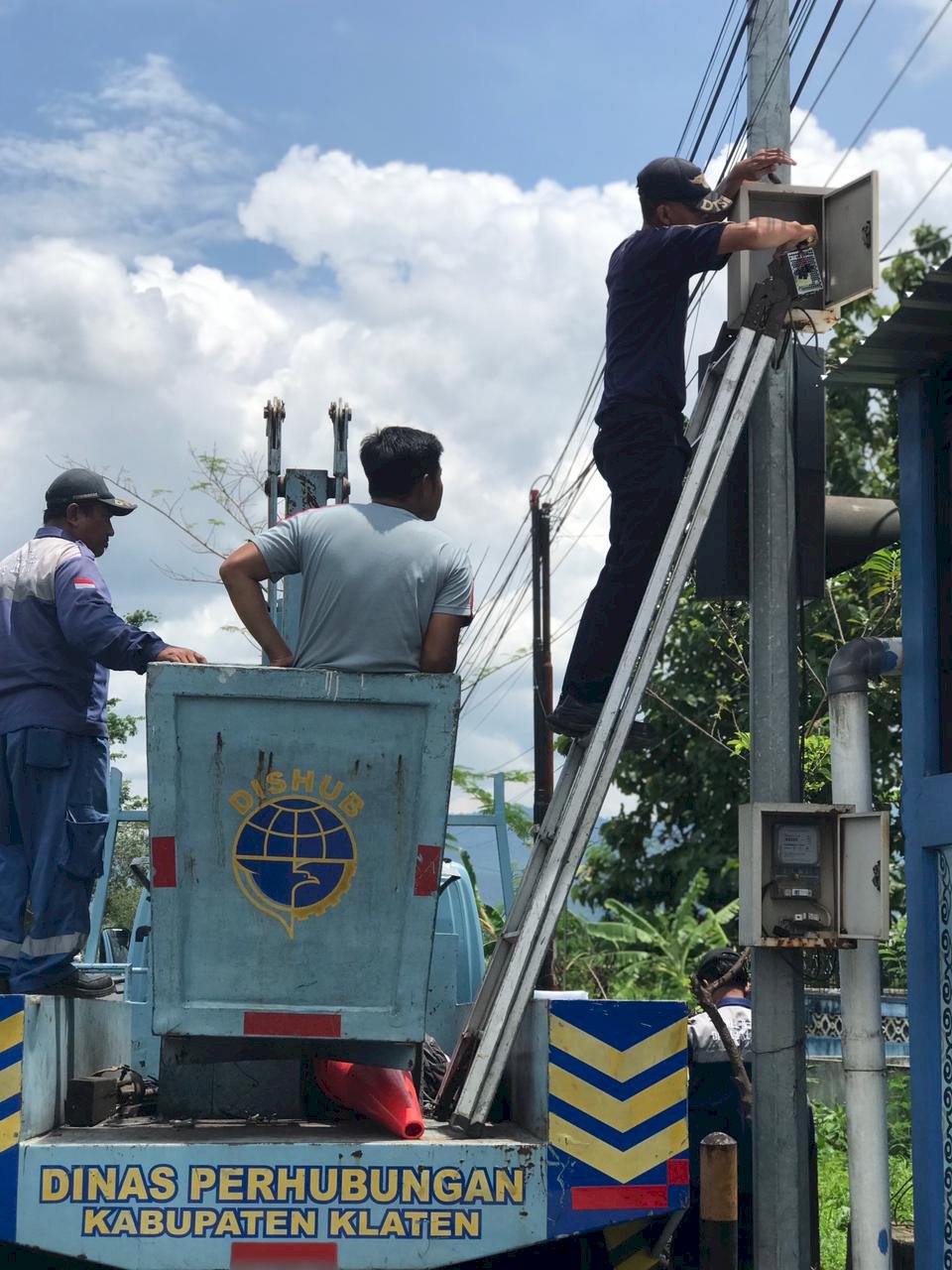 Keselamatan Berkendara Prioritas! Dishub Klaten Pasang Warning Light di Pertigaan Pasung Wedi