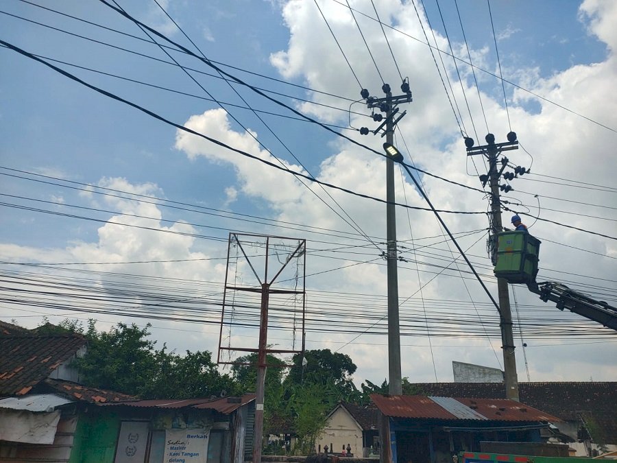 Perbaikan PJU Pertigaan Pedan: Dinas Perhubungan Klaten Tingkatkan Keselamatan Pengguna Jalan Malam Hari