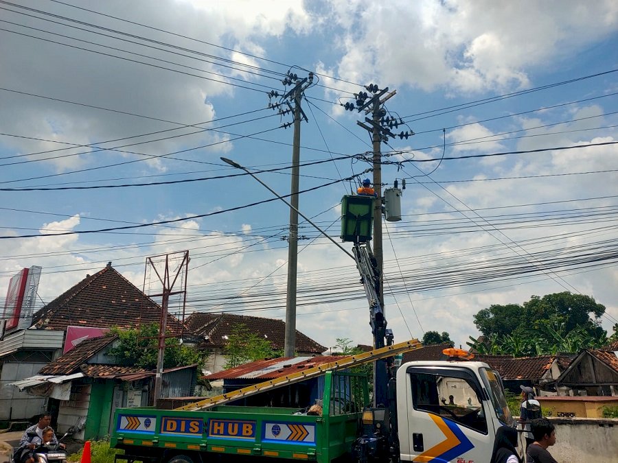 Perbaikan PJU Pertigaan Pedan: Dinas Perhubungan Klaten Tingkatkan Keselamatan Pengguna Jalan Malam Hari