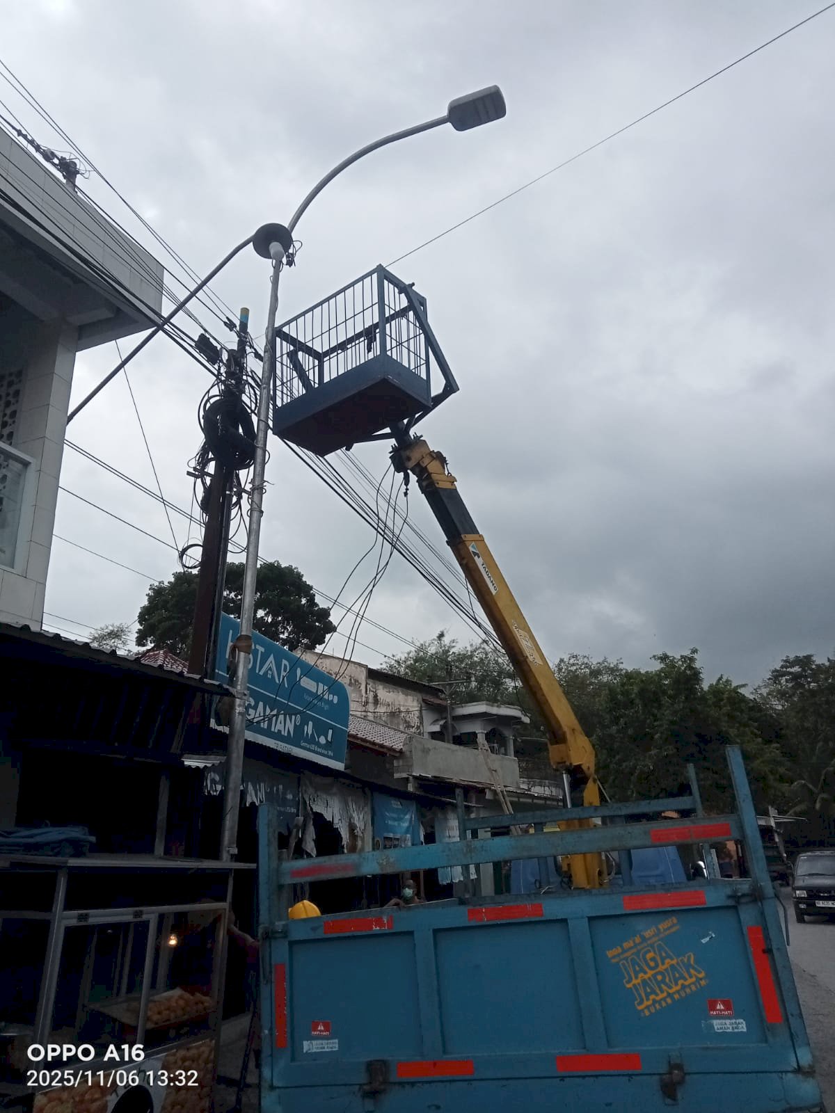 Cepat Tanggap! Dishub Klaten Langsung Perbaiki Tiang PJU Roboh di Pasar Kembang Kemalang