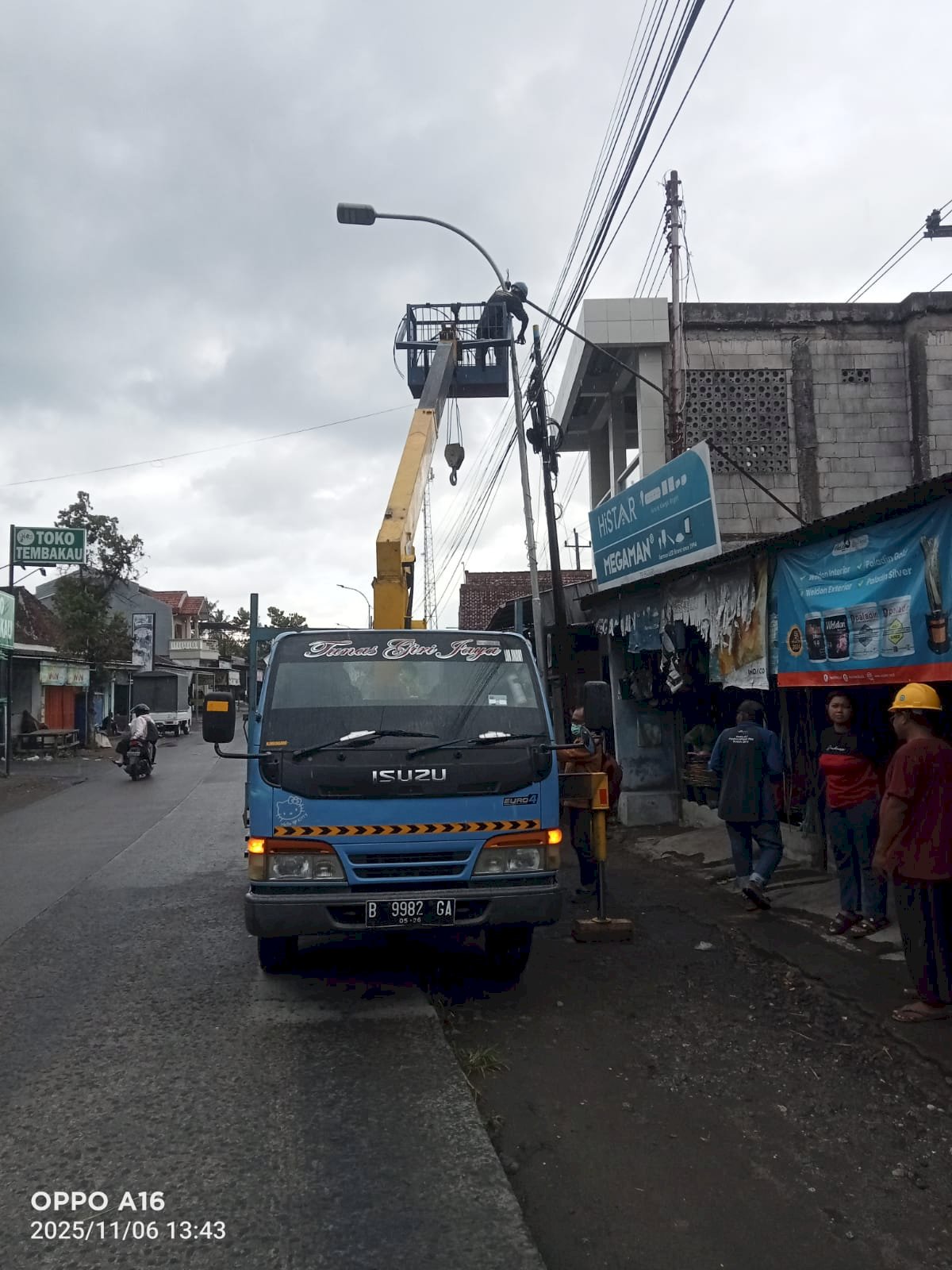 Cepat Tanggap! Dishub Klaten Langsung Perbaiki Tiang PJU Roboh di Pasar Kembang Kemalang
