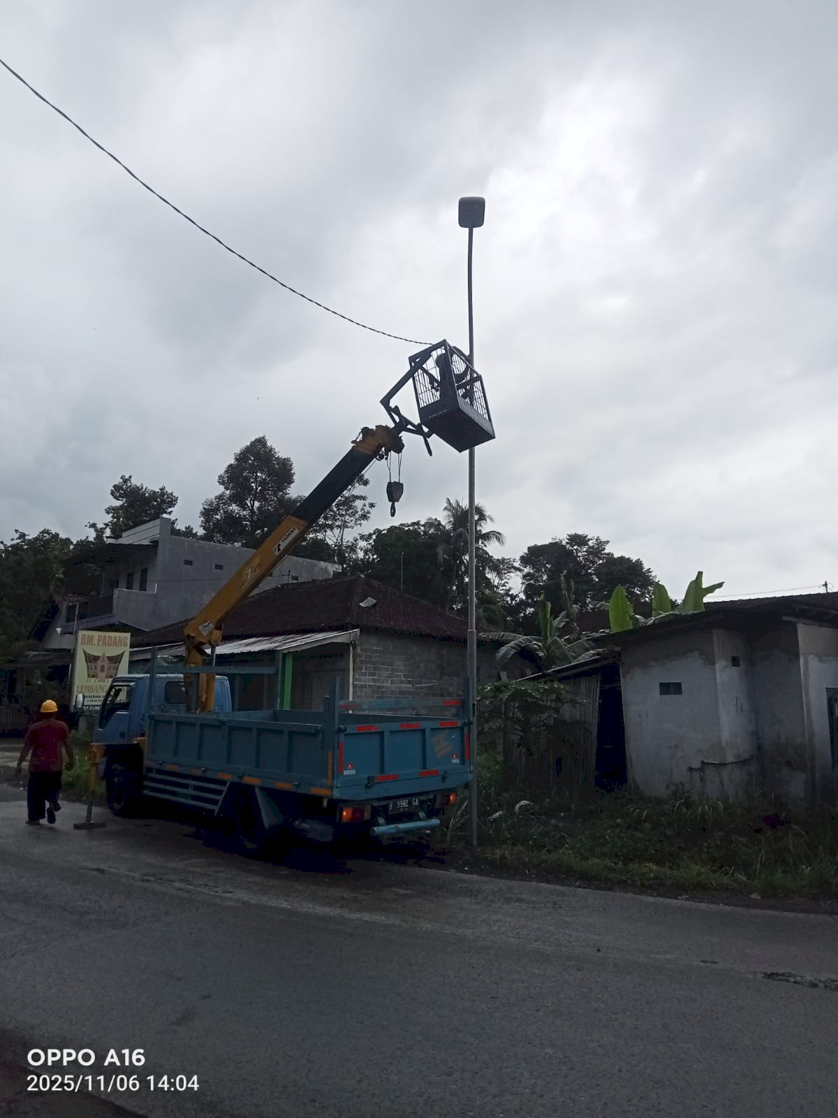 Cepat Tanggap! Dishub Klaten Langsung Perbaiki Tiang PJU Roboh di Pasar Kembang Kemalang